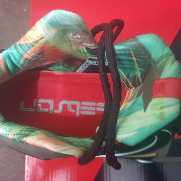 Basketball Shoes - Picture 7 of 8